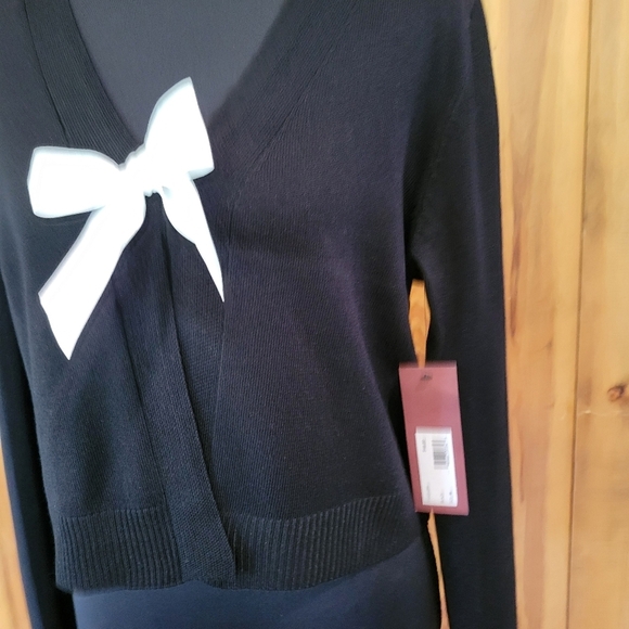 Elegant Black Sweater with White Bow - Picture 3 of 14
